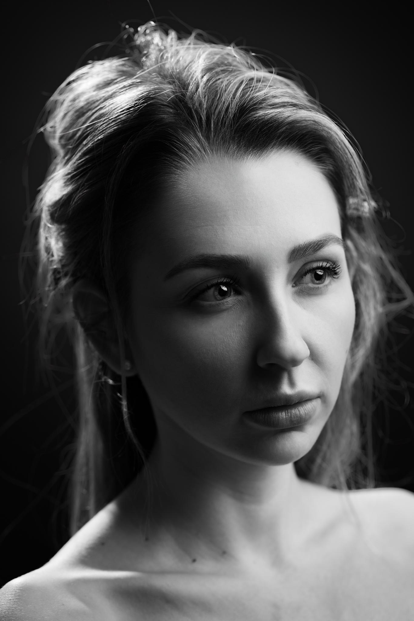 Zwart-wit close-up portret van model Liz in studiobelichting