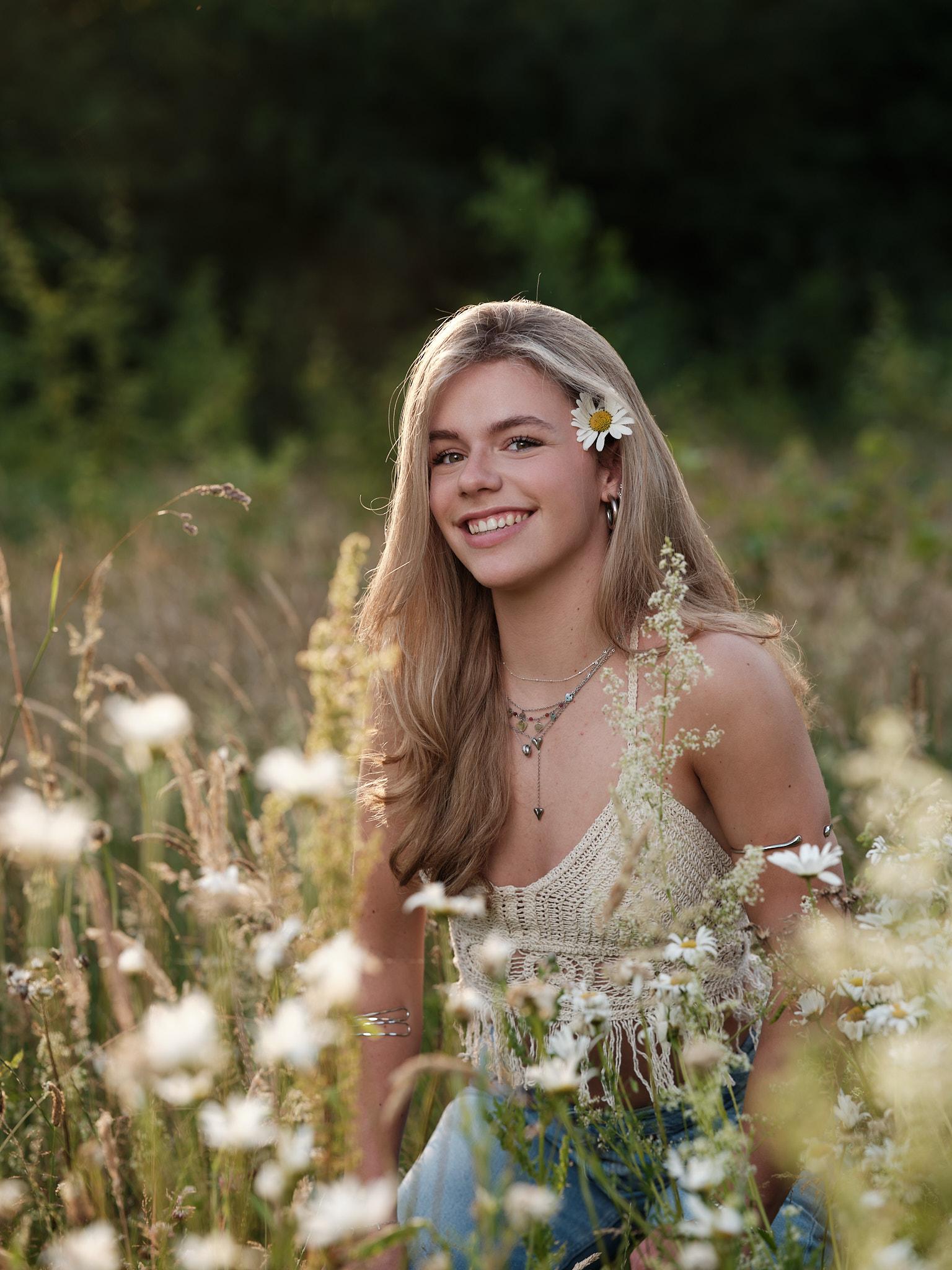 Model met bloem in haar in avondlicht