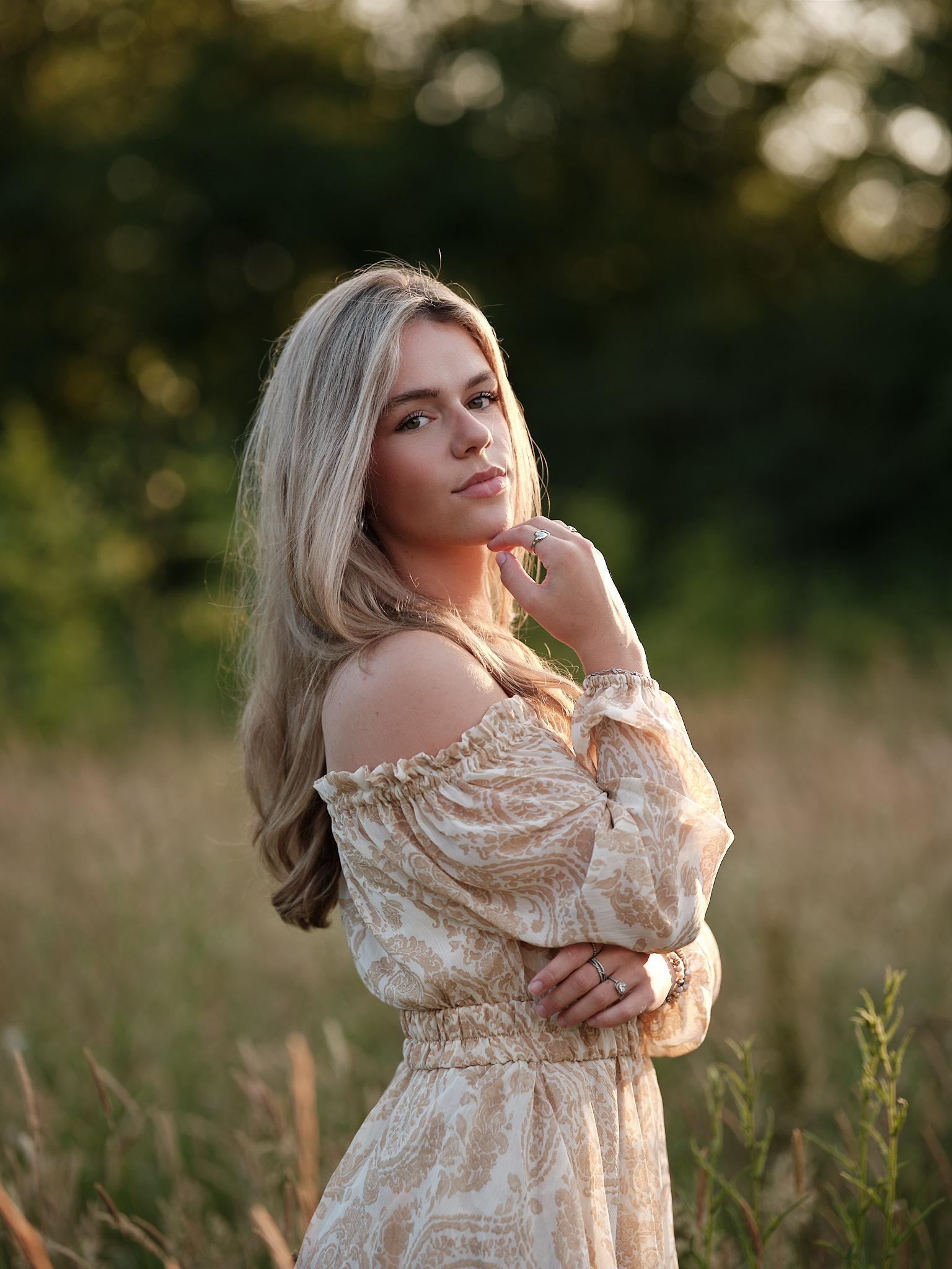 Model half profiel in bloemenveld